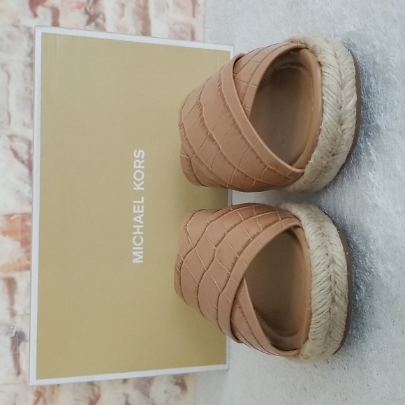 New Michael Kors Linden Croc-Embossed Sandals - Picture 2 of 13
